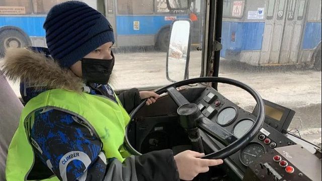 В Краснодаре в Старый Новый год исполнилась мечта ребенка – он стал водителем троллейбуса