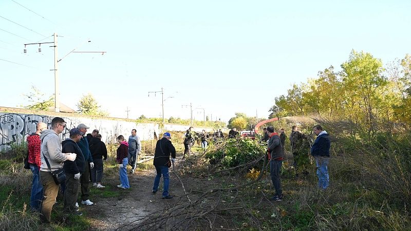 Евгений Наумов вместе с горожанами вышел на субботник в Краснодаре