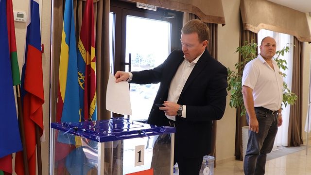 Вице-губернаторы Коробка и Пергун проголосовали на выборах в Динском районе