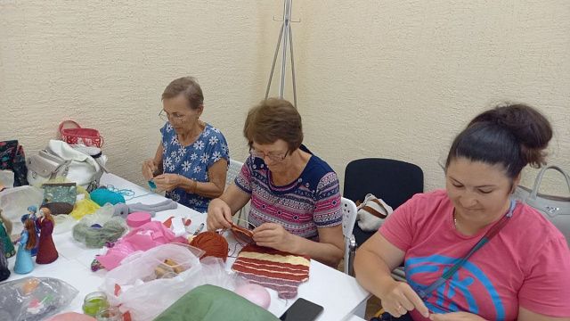Пенсионеры Краснодара вяжут теплые вещи для нуждающихся детей и одиноких пожилых людей из Донбасса