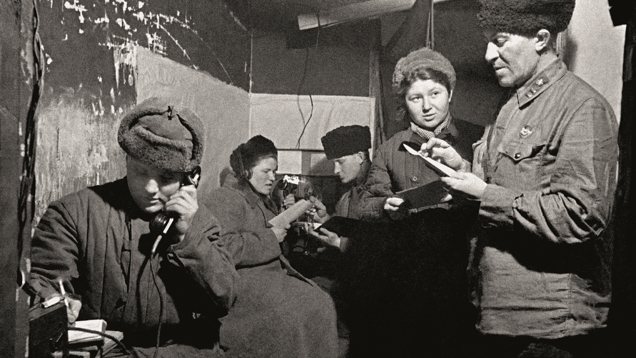Советские связистки работали в годы войны не щадя себя, не страшась обстрелов и налётов врага. Фото: РИА «Новости»