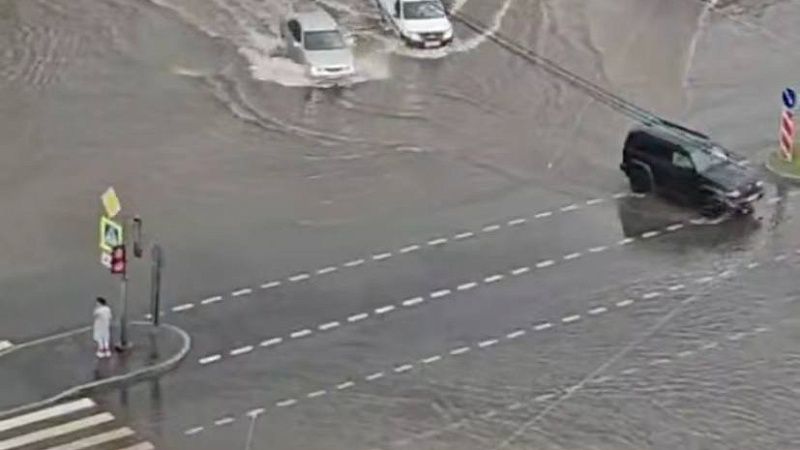 На видео сняли плывущие по улицам-рекам машины в Санкт-Петербурге