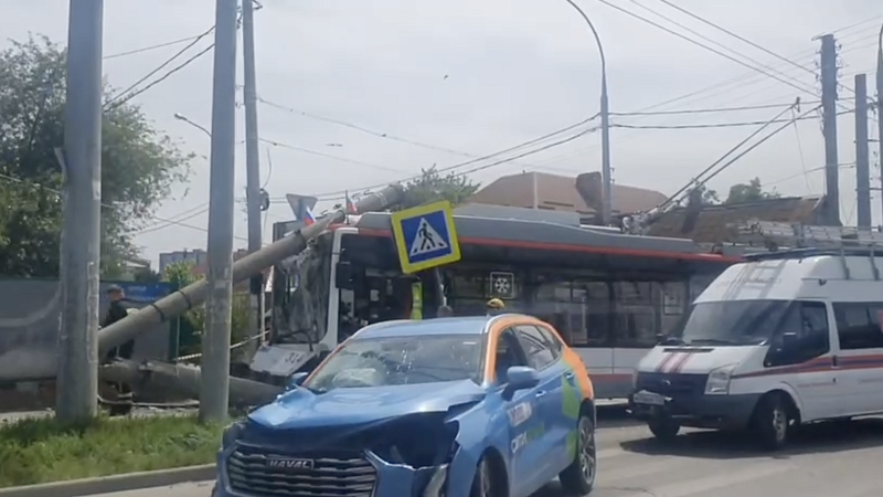 Троллейбус врезался в опору после столкновения с каршерингом в центре Краснодара