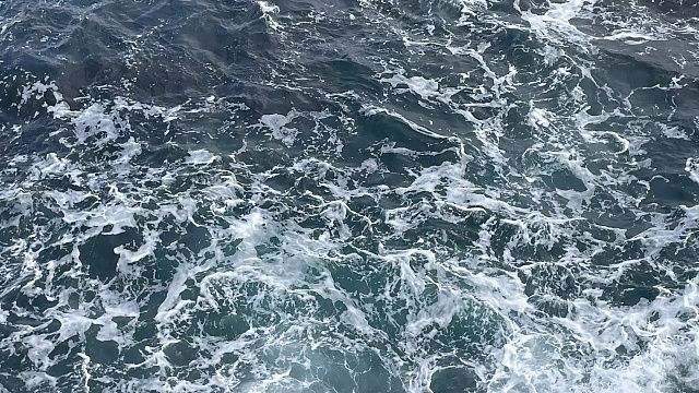 Три танкера с дизельным топливом сменили курс в Атлантике