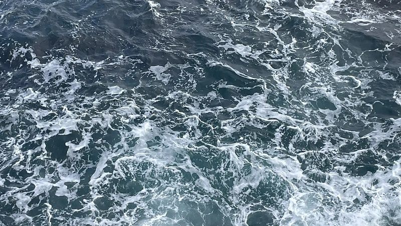 Три танкера с дизельным топливом сменили курс в Атлантике