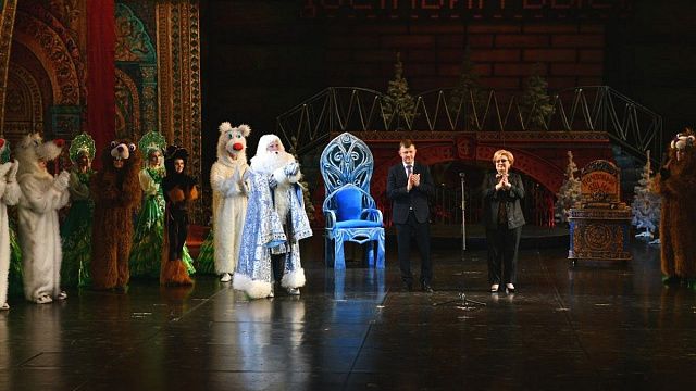 Евгений Наумов и Вера Галушко поздравили детей на новогоднем представлении в Краснодаре