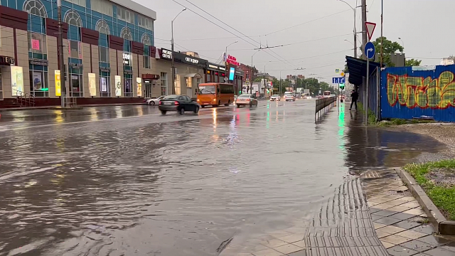 Улицы Краснодара подтопил утренний дождь 
