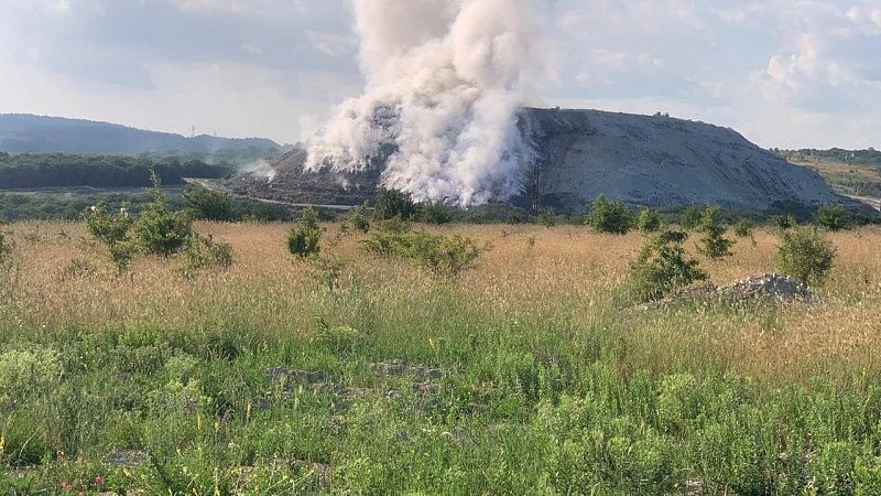 Пожар на свалке в Новороссийске все еще не потушен