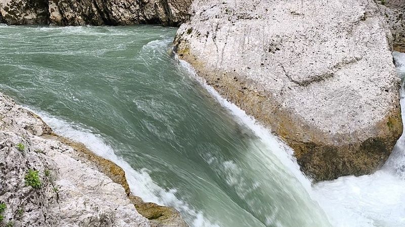 Москвич едва не погиб при сплаве по горной реке в Красной Поляне