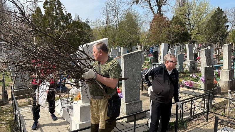 Более 12 тысяч кубометров мусора вывезли с кладбищ перед Радоницей в Краснодаре