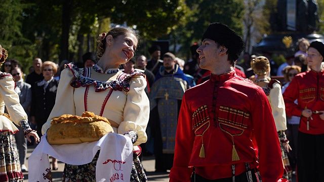 С Днём кубанского казачества краснодарцев поздравили Максим Слюсарев и Вера Галушко 