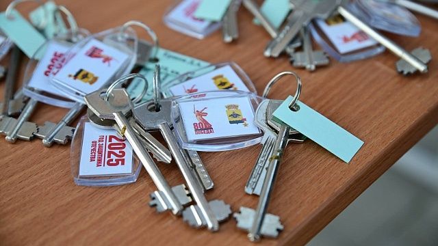 Ключи от новых квартир получили 64 ребенка-сироты в Новороссийске