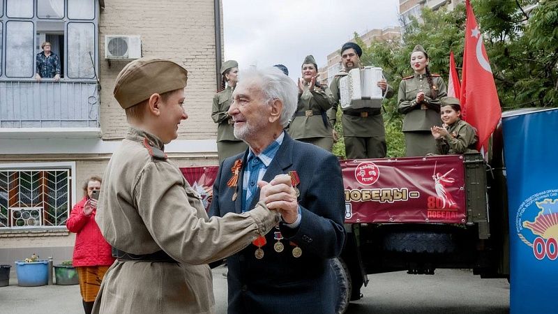 Концерты у домов ветеранов провели в Прикубанском округе Краснодара