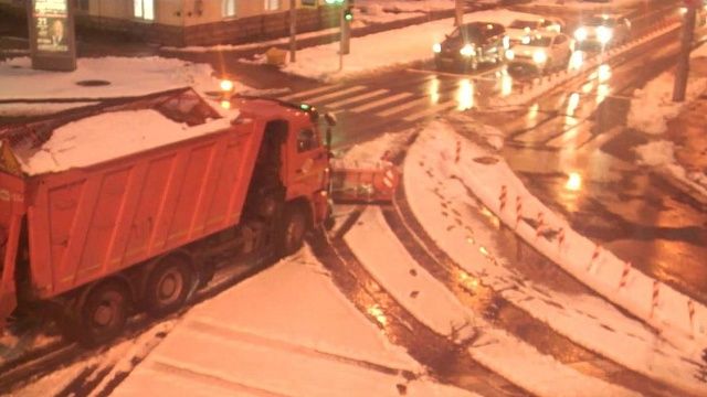 Ночью 37 комбинированных машин очищали дороги Краснодара от снега. Фото: пресс-служба администрации Краснодара