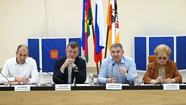 Евгений Наумов провёл встречу с жителями улицы Есенина в Краснодаре