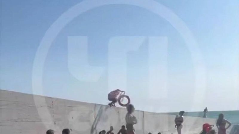 Спешивший к тонущей туристке спасатель сломал по пути ногу в Сочи