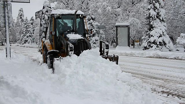 42 спецмашины расчищают улицы Краснодара от снега