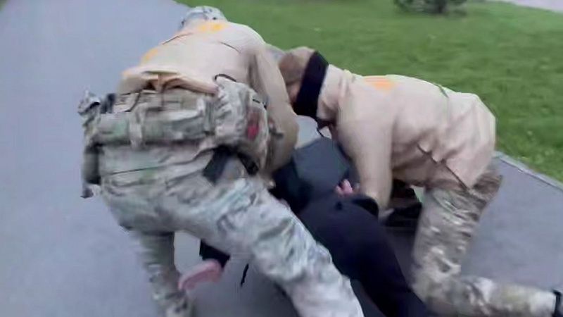 Кадры поимки и допроса иностранного шпиона ВСУ в Сочи опубликовала ФСБ