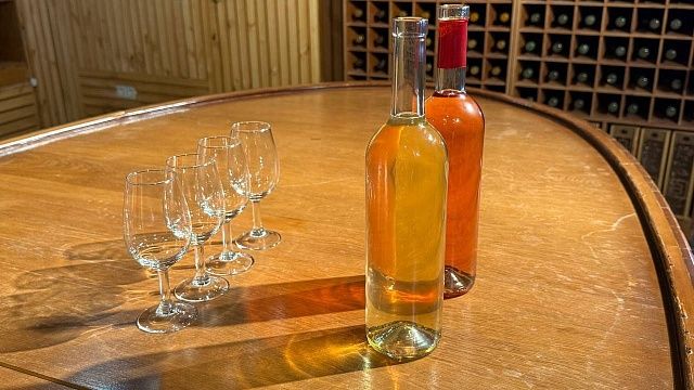 Четыре человека после отравления чачей поступили в больницу Сочи