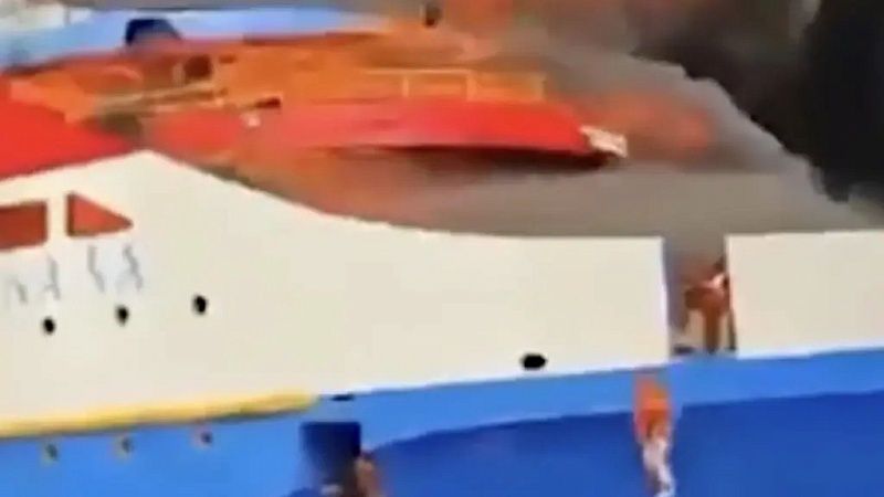 Появилось видео с прыгающими в воду пассажирами горящего парома в Индонезии