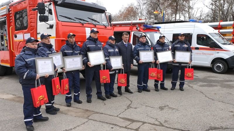 Евгений Наумов наградил муниципальных спасателей и показал их новую технику