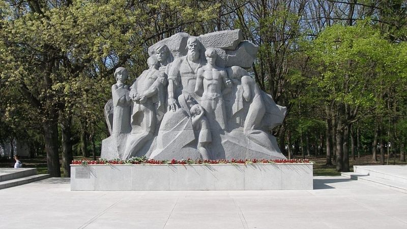 Пятнадцать памятников отремонтируют к 9 Мая в Краснодаре
