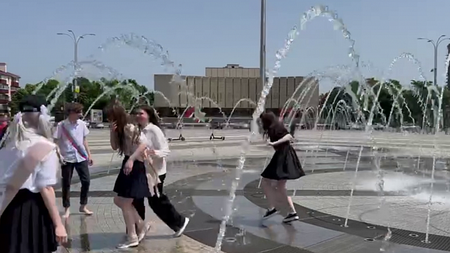 Из-за выпускников в центре Краснодара отключили фонтан Фото: Телеканал «Краснодар»