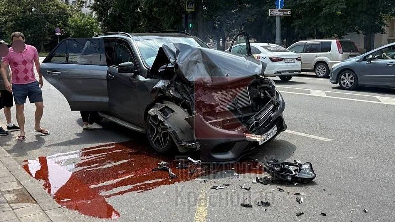В полиции прокомментировали столкновение «Мерседеса» и автобуса в Краснодаре