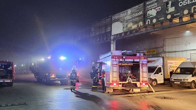 При сильном пожаре на складе в Краснодаре никто не пострадал