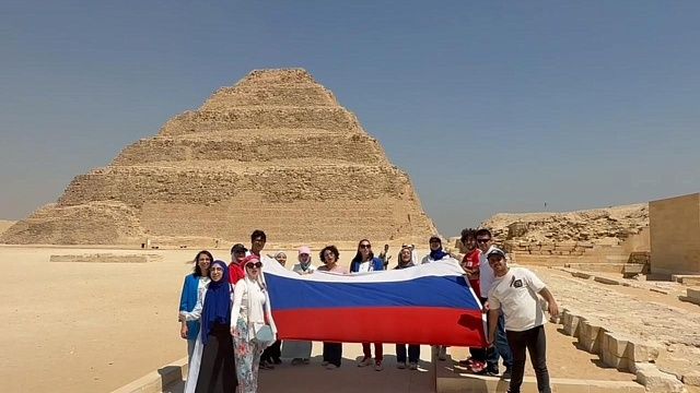 Российский триколор развернули у пирамид Саккары в Египте