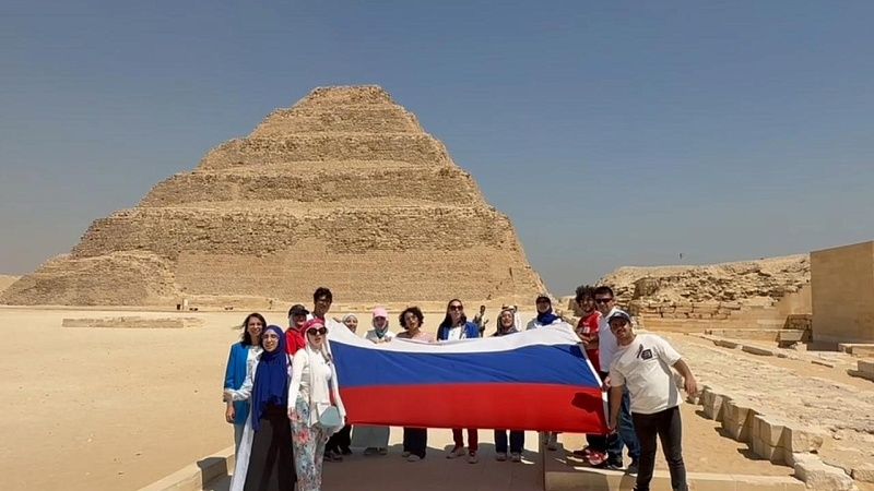 Российский триколор развернули у пирамид Саккары в Египте