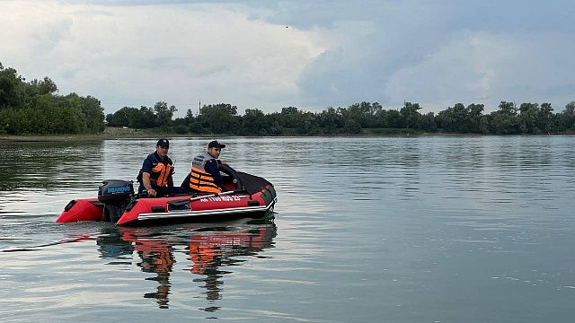 На реке Кубань ежегодно происходят трагедии, спасатели пытаются их предотвратить. Фото: телеканал «Краснодар» 
