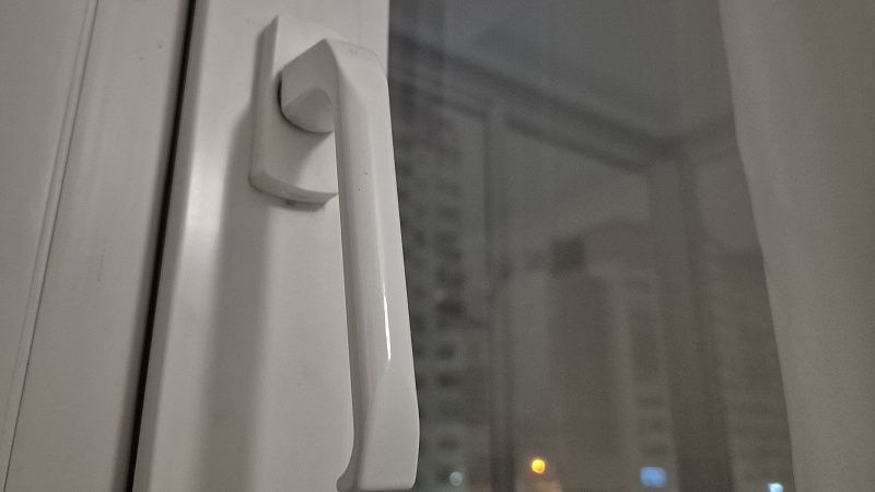 Окно выпало с 11 этажа и чуть не попало по прохожим в Южно-Сахалинске 