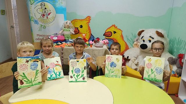 В Краснодаре проводят мастер-классы по необычному рисованию для детей из Донбасса и Украины