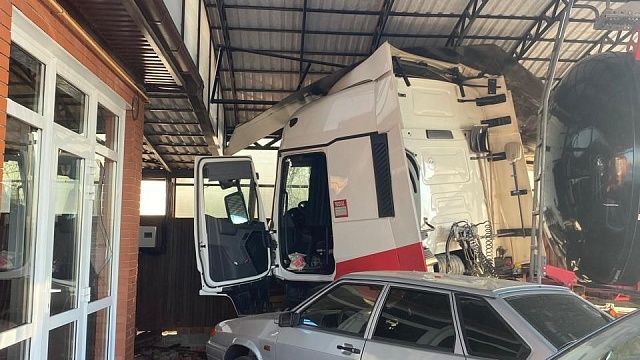 Автоцистерна на полной скорости влетела во двор частного дома в Абинске