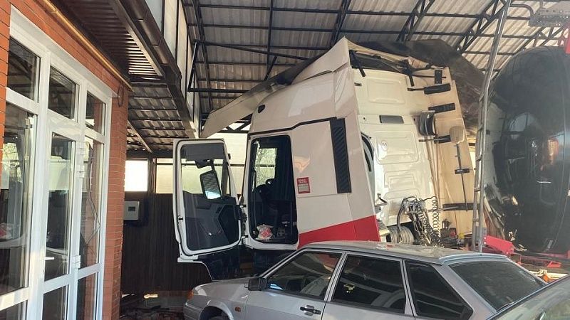 Автоцистерна на полной скорости влетела во двор частного дома в Абинске