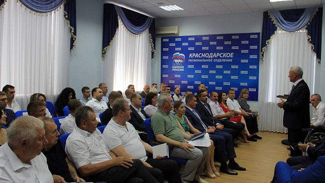 Кандидатам в депутаты ЗСК от «Единой России» вручили удостоверения