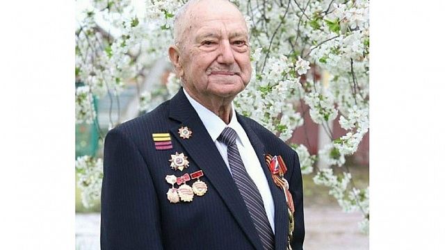 Вениамин Кондратьев поздравил со 100-летием ветерана Фёдора Смирного