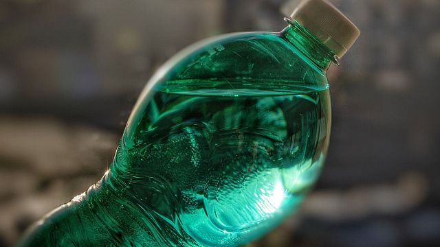 В России хотят запретить цветные пластиковые бутылки. Фото: pixabay.com