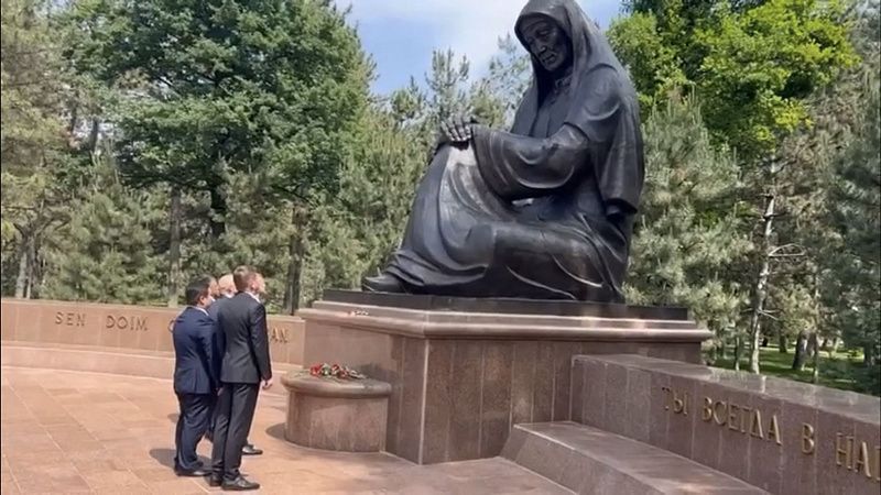 Евгений Наумов возложил цветы у Вечного огня в Ташкенте