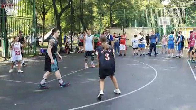 «Локомотив-Кубань» провел любительский турнир по баскетболу в сквере Дружбы народов