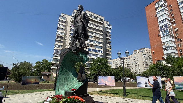 В Краснодаре на улице Ставропольской открыли памятник художнику-маринисту Ивану Айвазовскому 