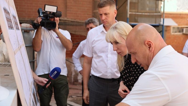 Вице-губернатор Кубани проверила реставрацию Дома трудолюбия в Краснодаре