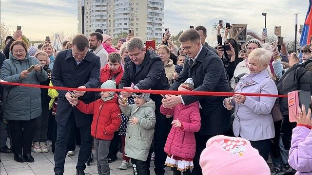 В Молодежном микрорайоне Краснодара открыли сквер «Изумрудный». Фото: телеканал «Краснодар»