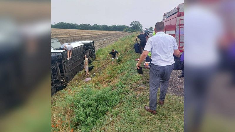 Девять пассажиров пострадали в перевернувшемся по пути в Геленджик автобусе