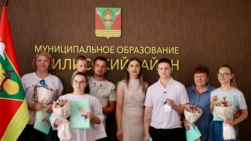 Дети-сироты получили ключи от новых квартир в Тбилисском районе 