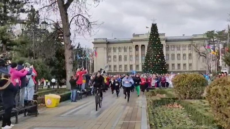 В первый день нового 2022 года в Краснодаре проходит забег по центральным улицам города
