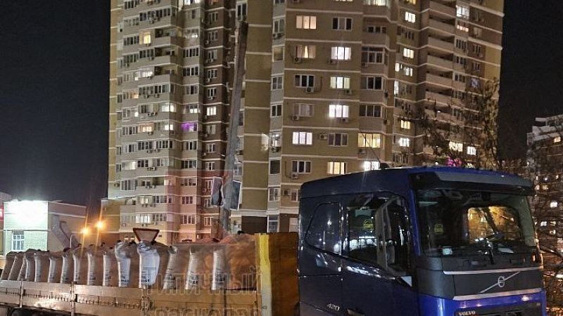 Фура с мешками селитры напугала жителей Краснодара