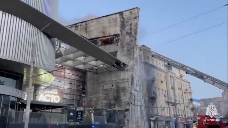 Пламя перекинулось с горящего ТЦ на жилой дом в Ростове-на-Дону