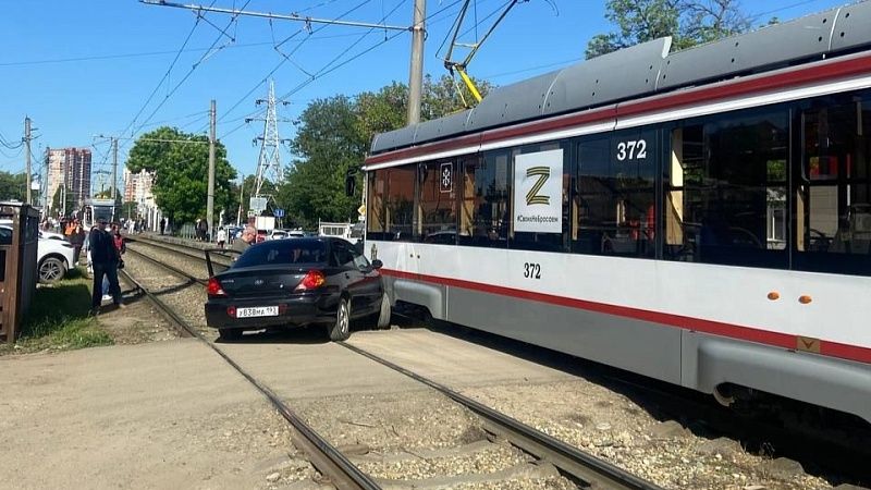 Легковушка влетела в трамвай около остановки «ТЭЦ» в Краснодаре 